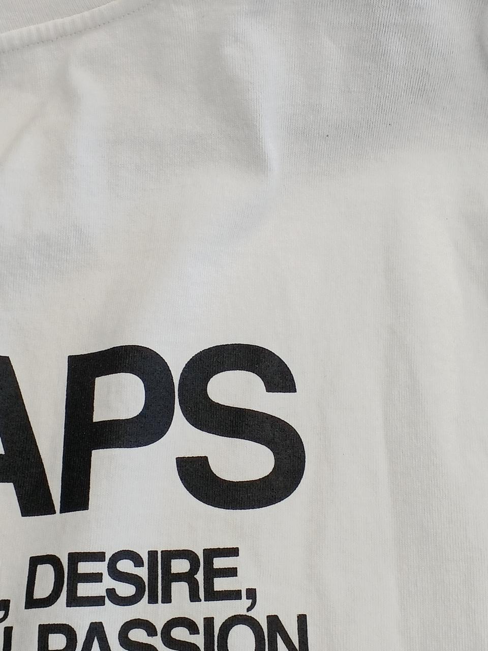 裏側の右上に少々汚れあり。