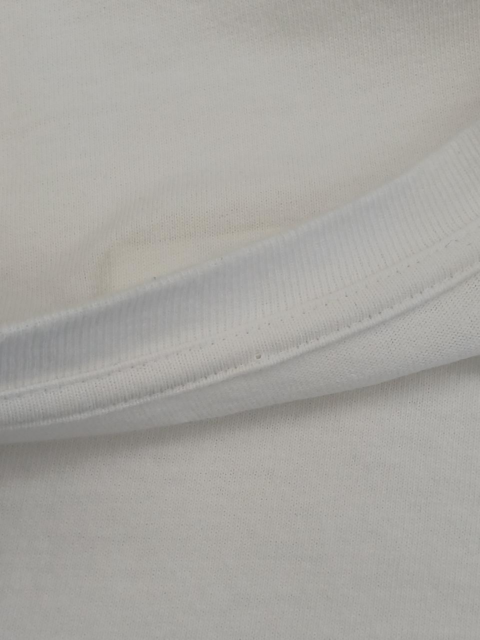 襟に値札の付いていた穴があります。