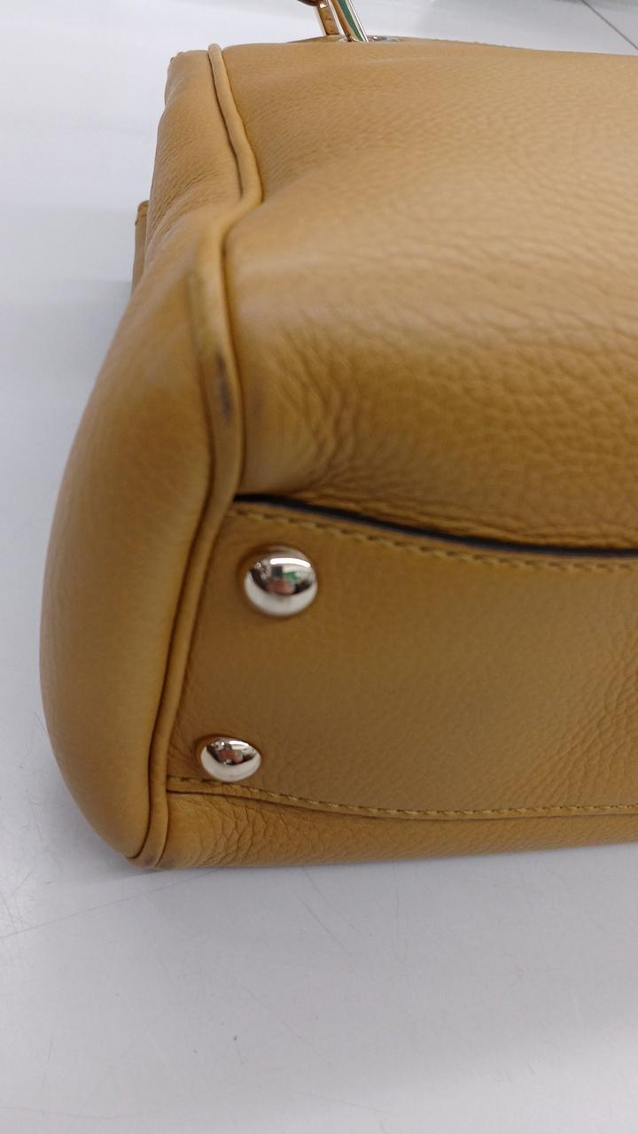 底の四角全てに角スレによる汚れがあります