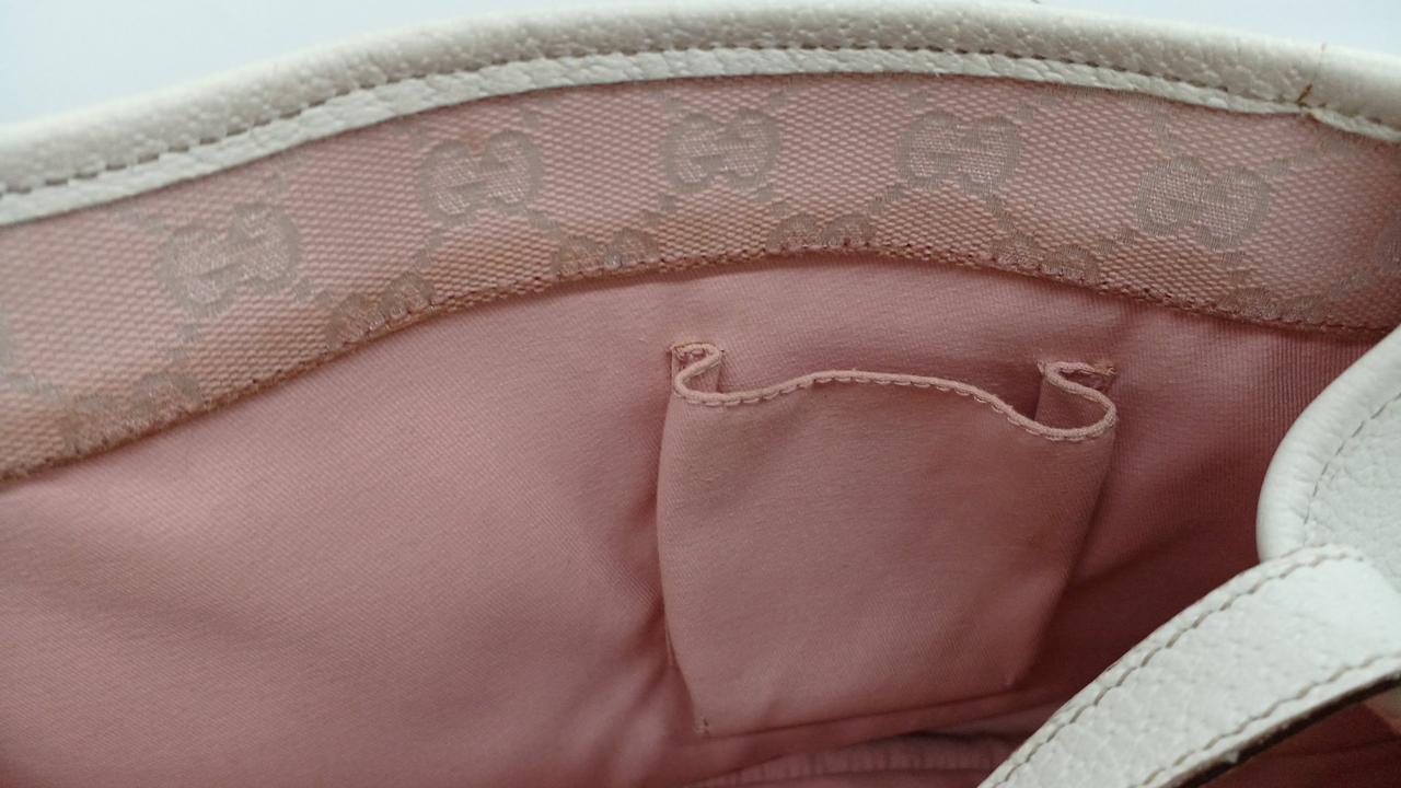 内側にポケットがあり、こちらは小です