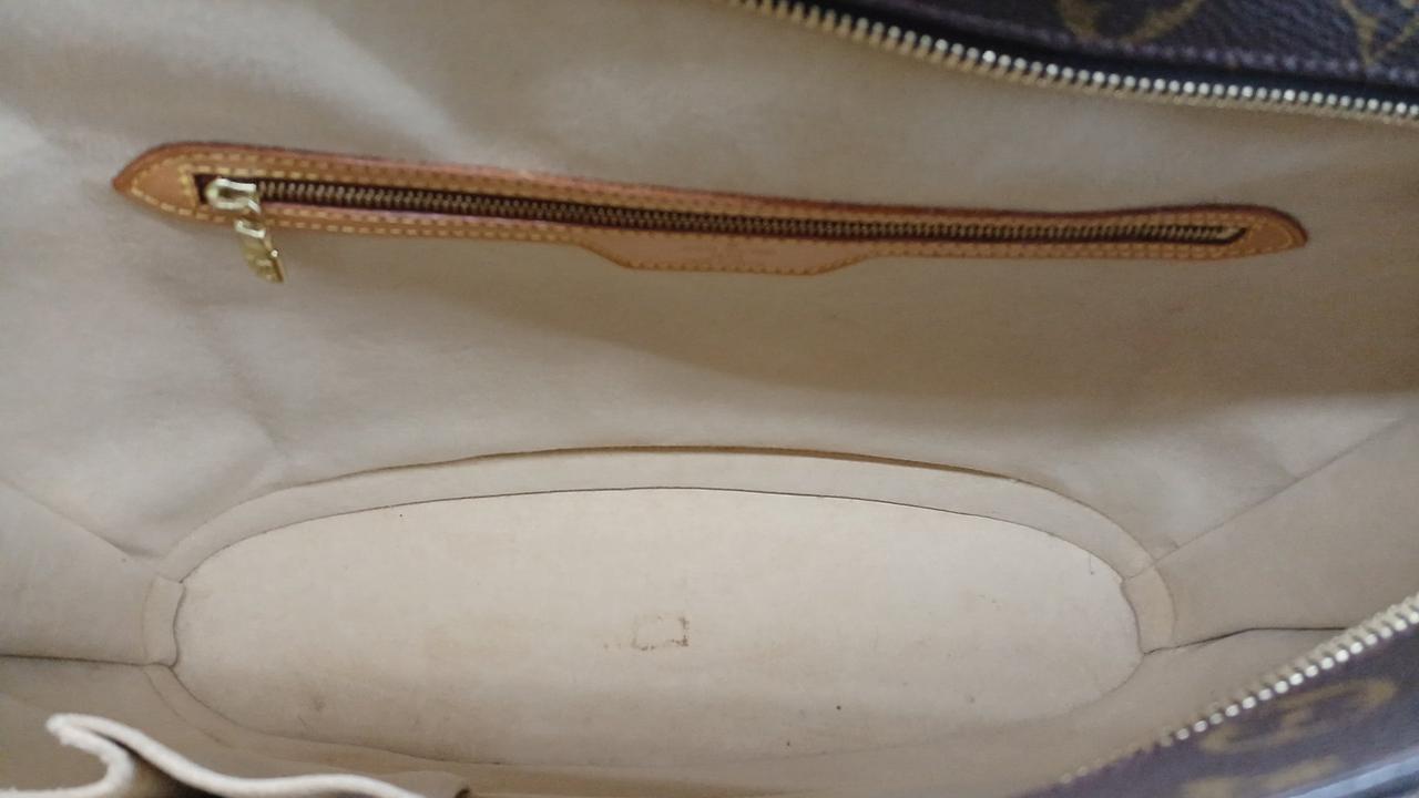 内側にシミがあります