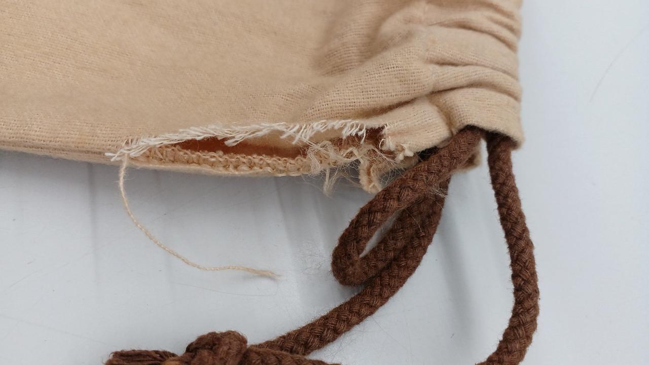 保護袋にほつれがあります