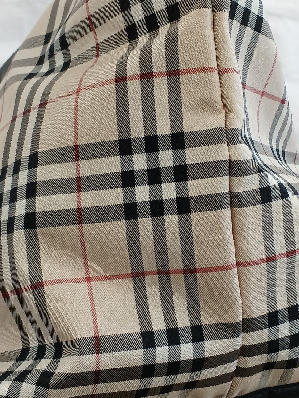 ポコッとなった下に小さな汚れがあります