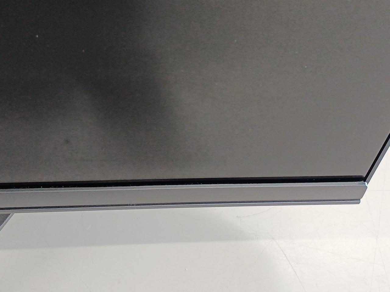 隙間にホコリが入っています。