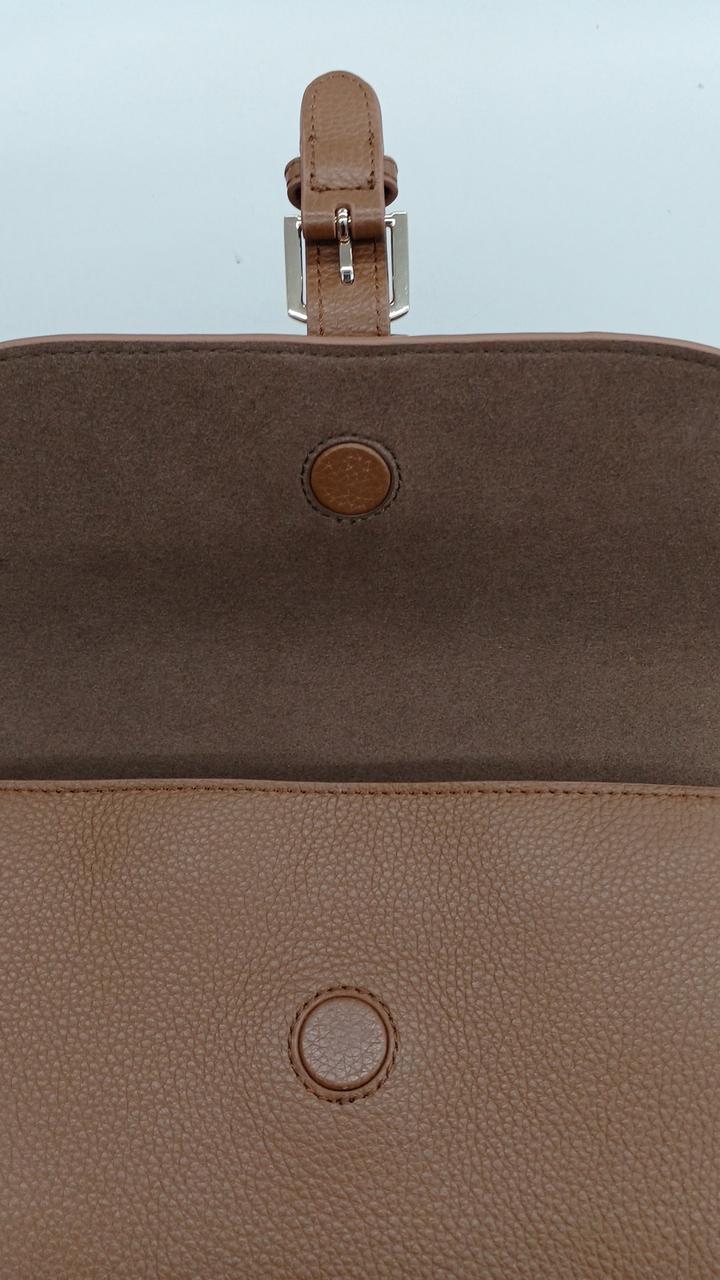 開閉はマグネットです