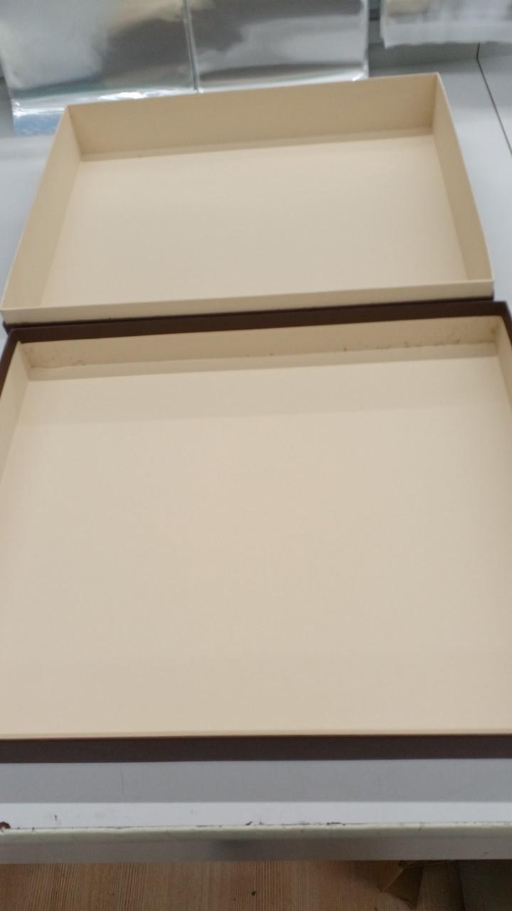 箱の内側に汚れがあります