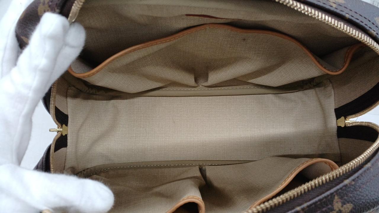 小さな汚れがあります