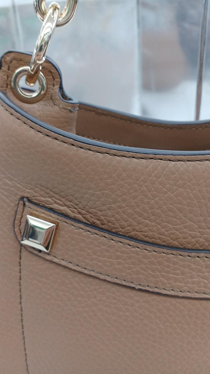 少しシワが見られます