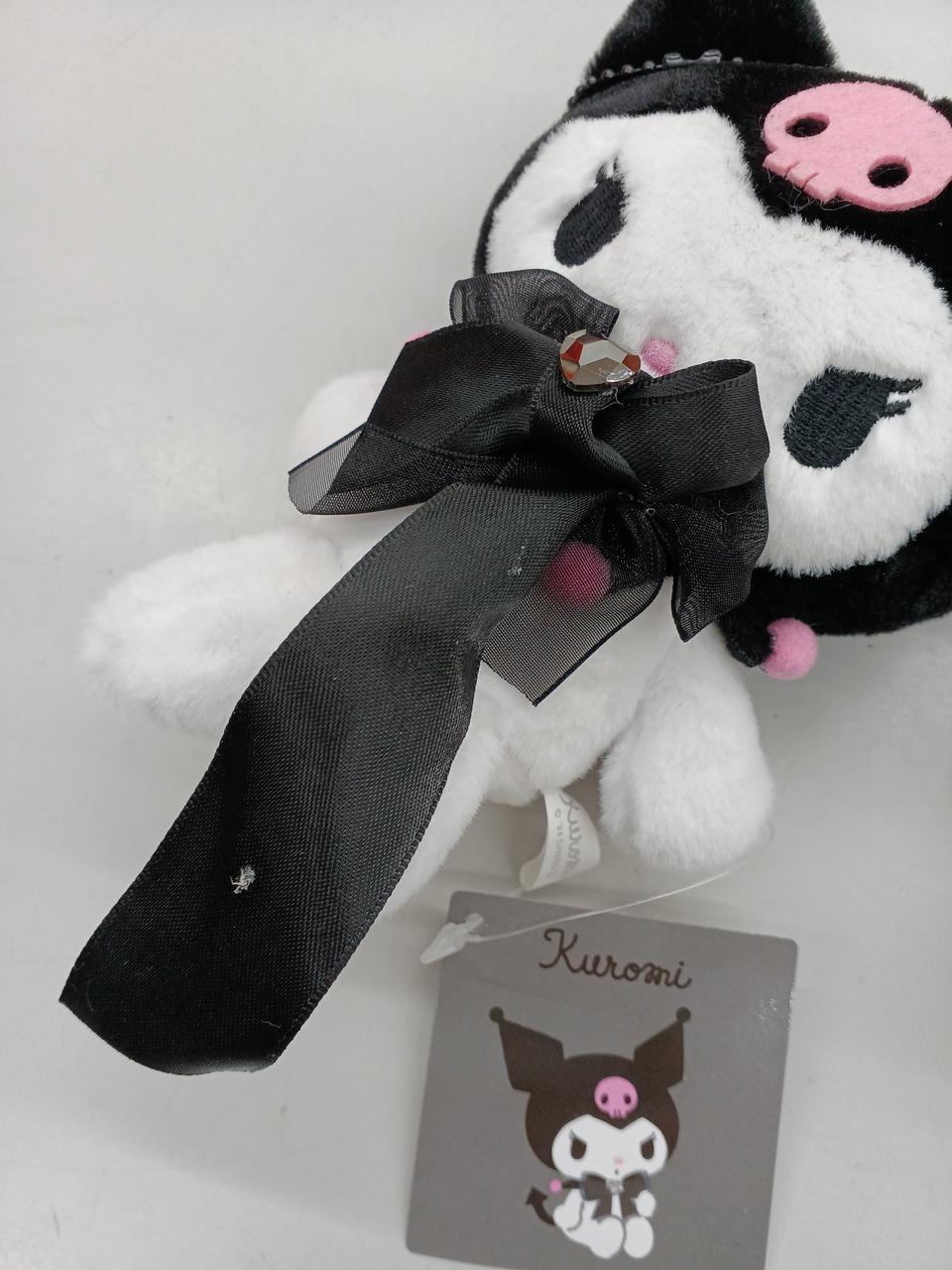 リボンがほどけ、汚れています。