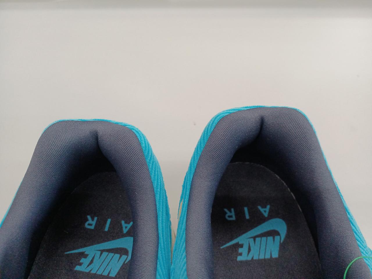 かかとが少し色褪せてるように感じます。