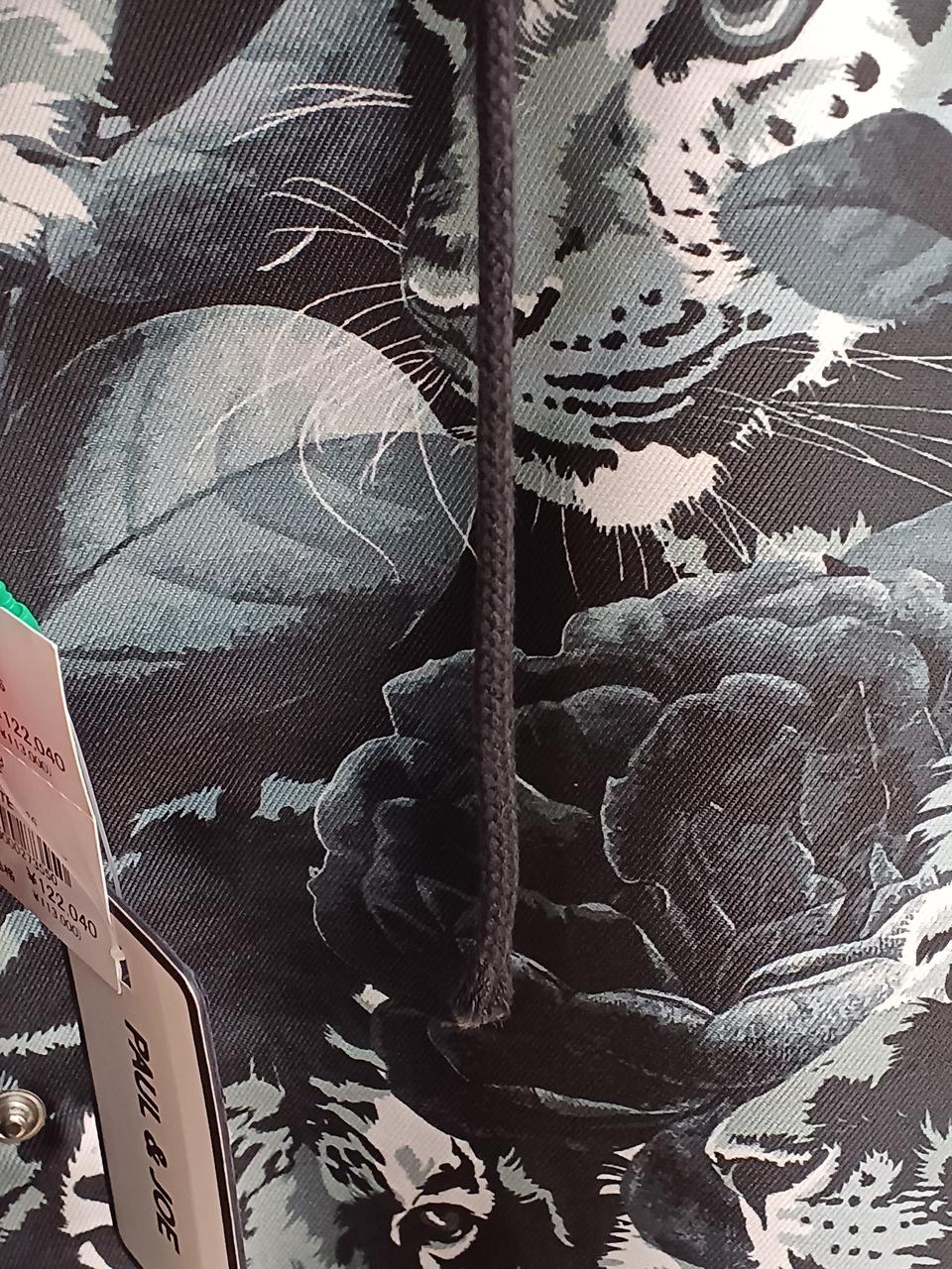 左側のひも留めがとれてます。