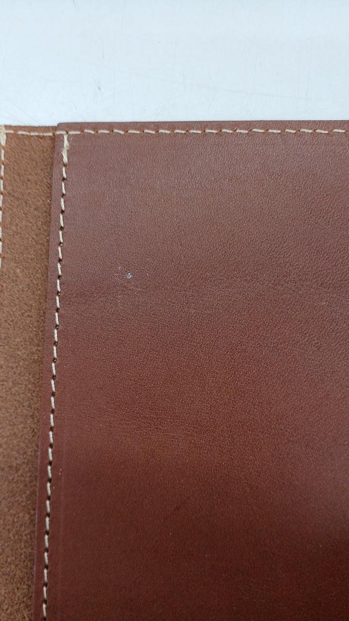 内側に小さい白い汚れがあります