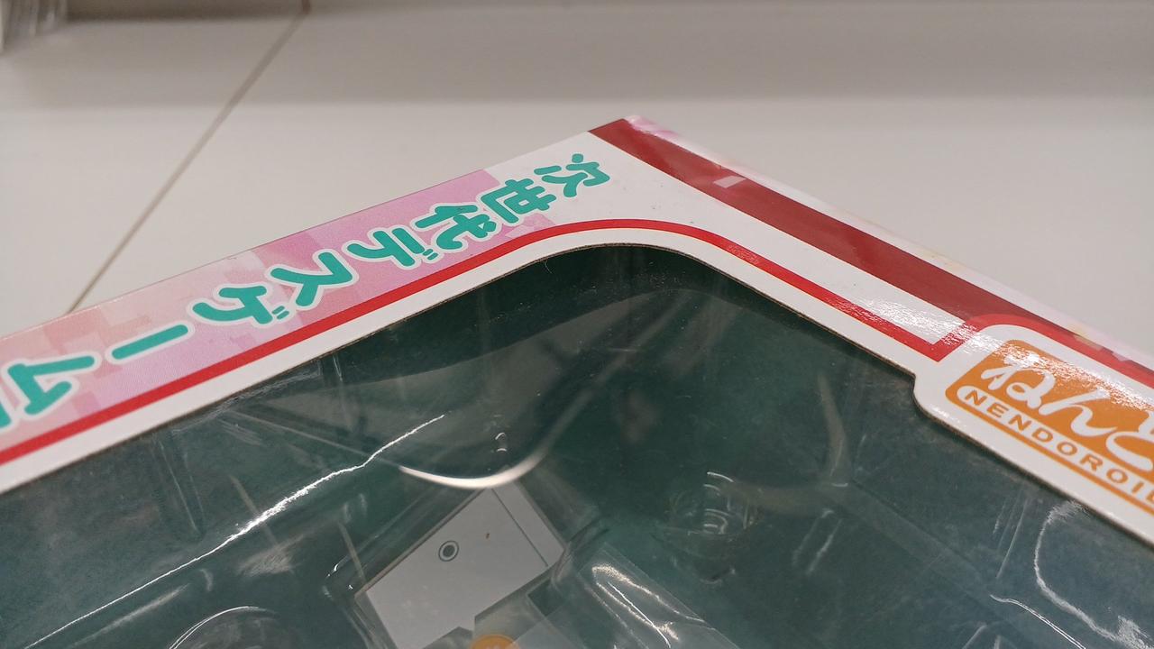 透明フィルム箱から剥がれてます。