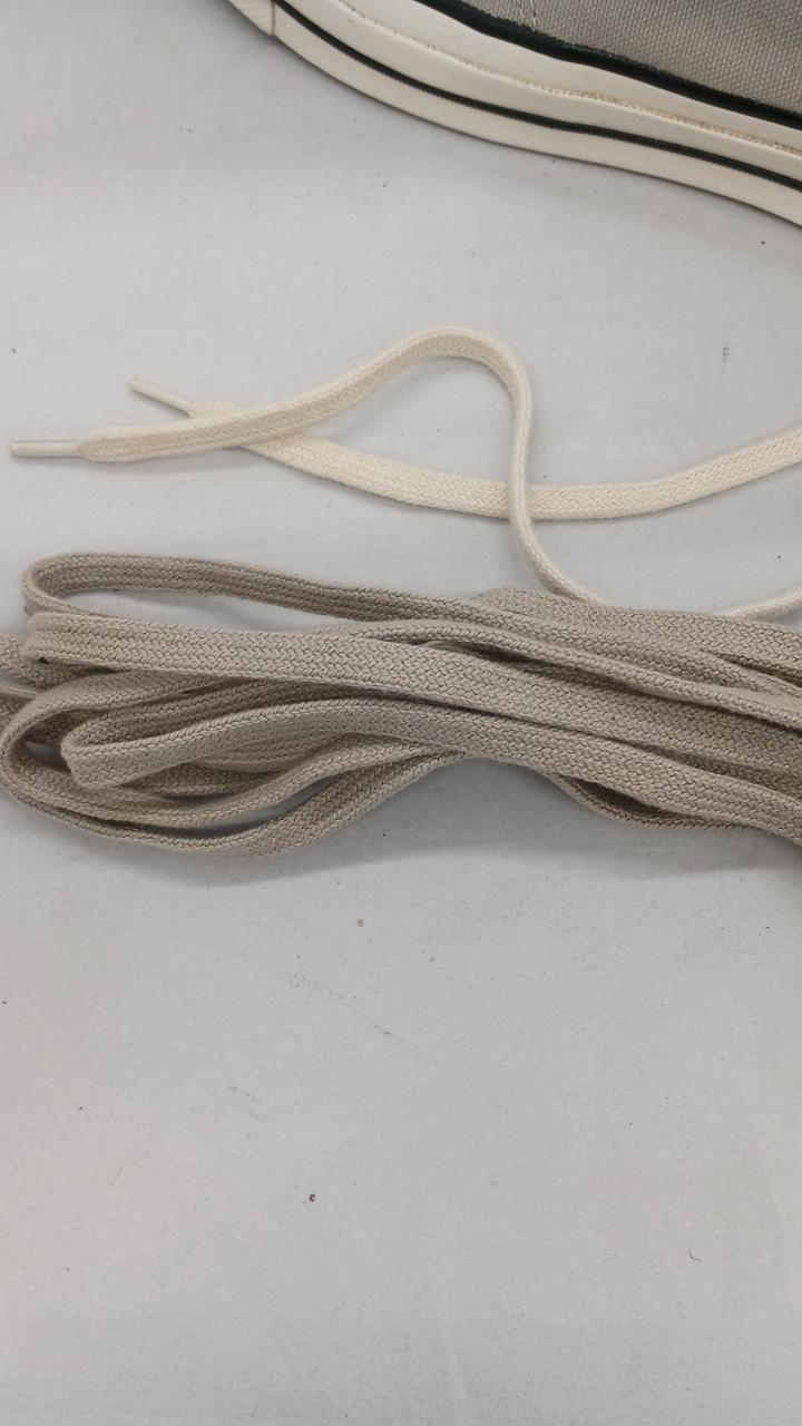 白い紐をつけた状態でのお届けです