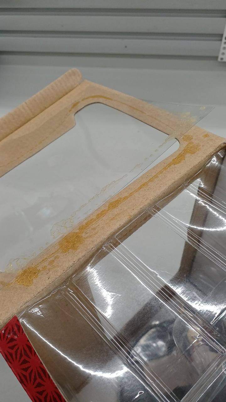 上部のフィルム取れかけてます。