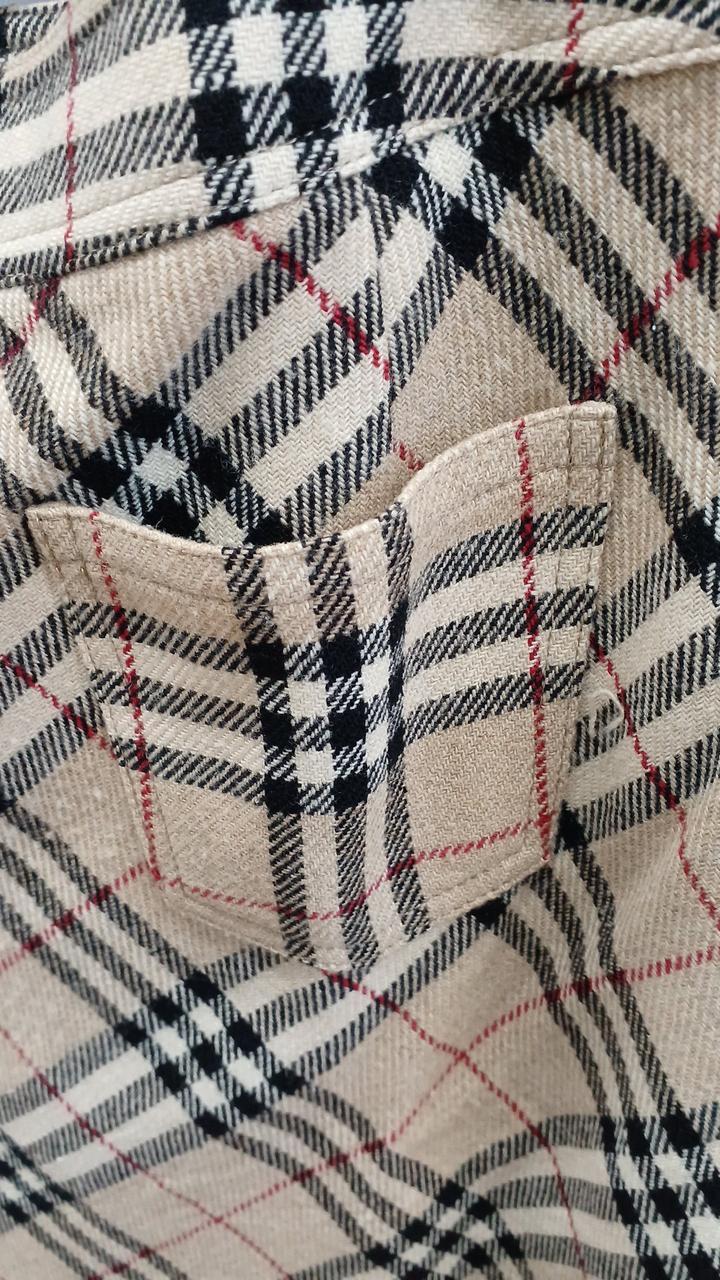 右後ろポケット部分に糸たれあり。