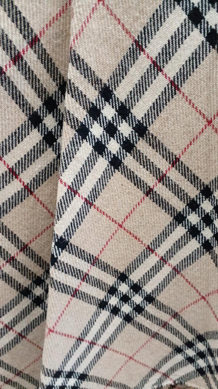 前側真ん中あたりに小さな汚れあり。