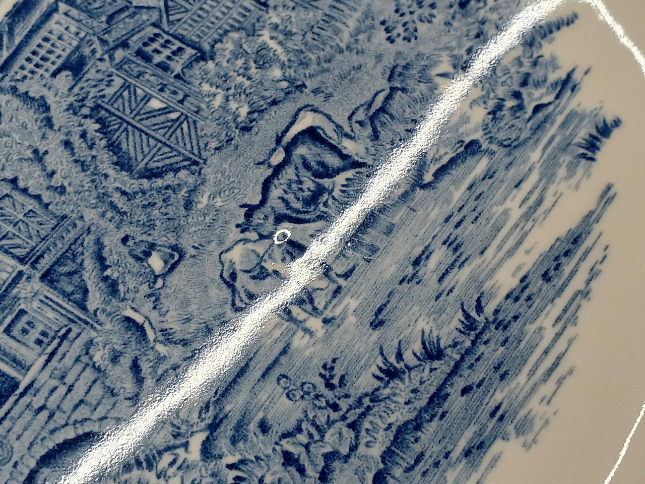 見えにくいですが、少し凹凸と、小傷あり。