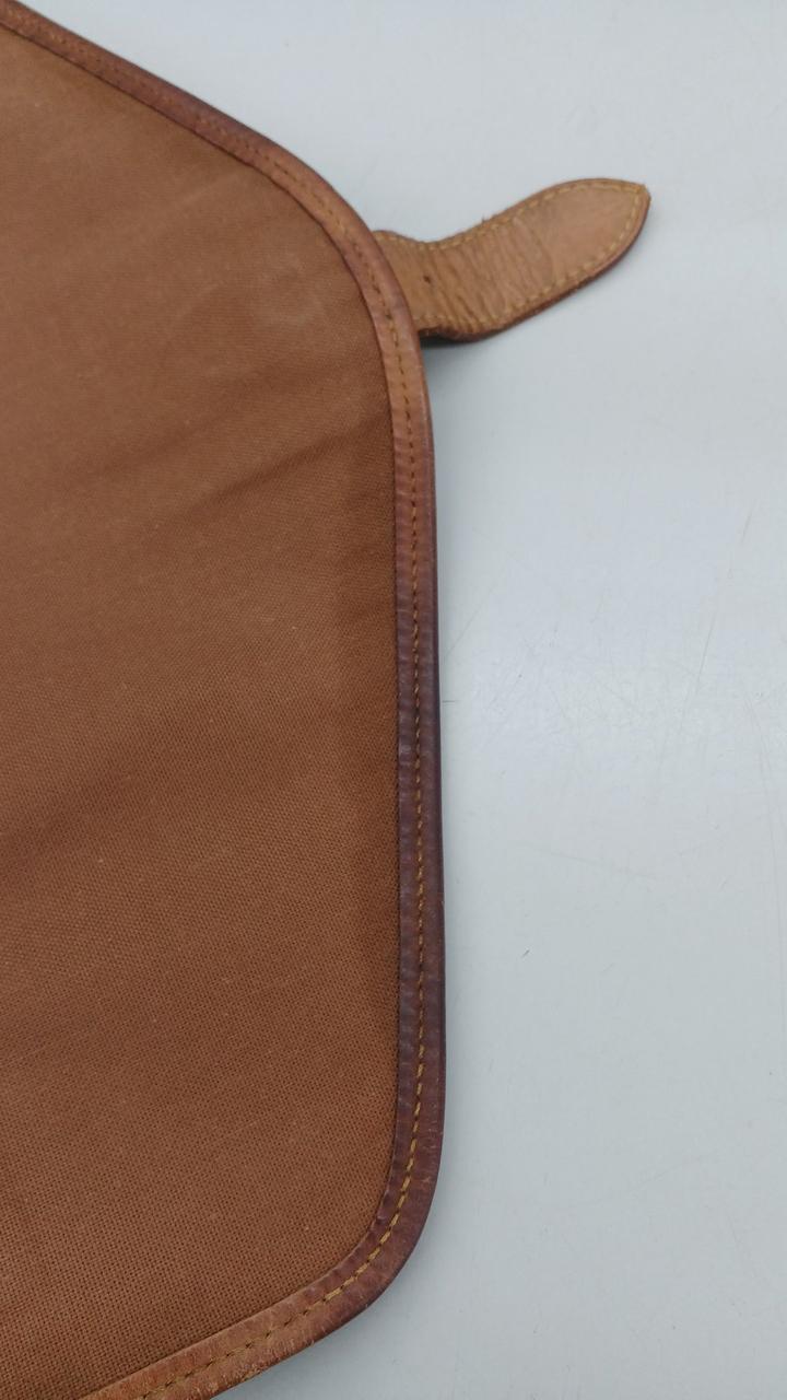 フラップ内側に汚れがあります