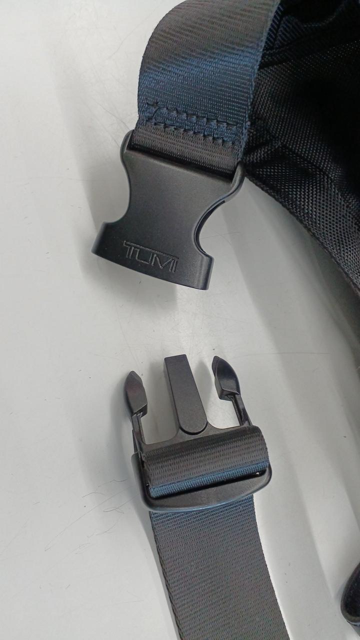 ショルダーは開閉のみで本体から外せません