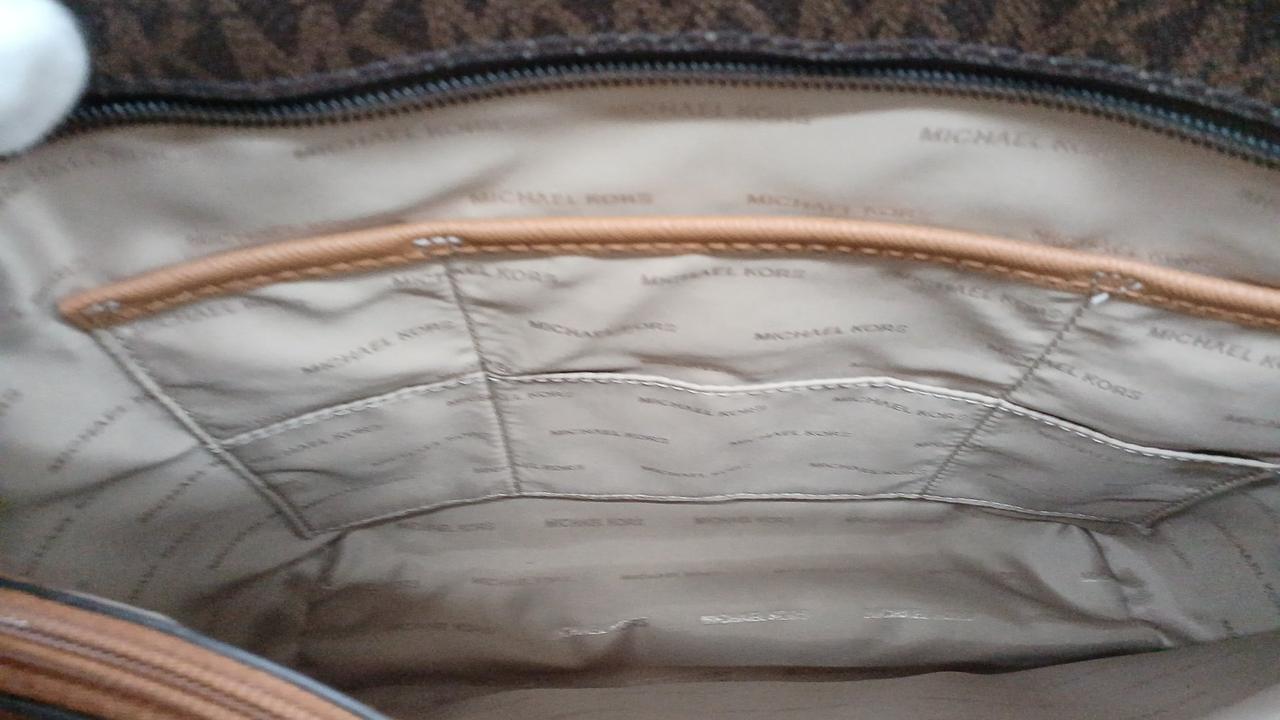 内側ポケット内にも小さな仕切りがあります