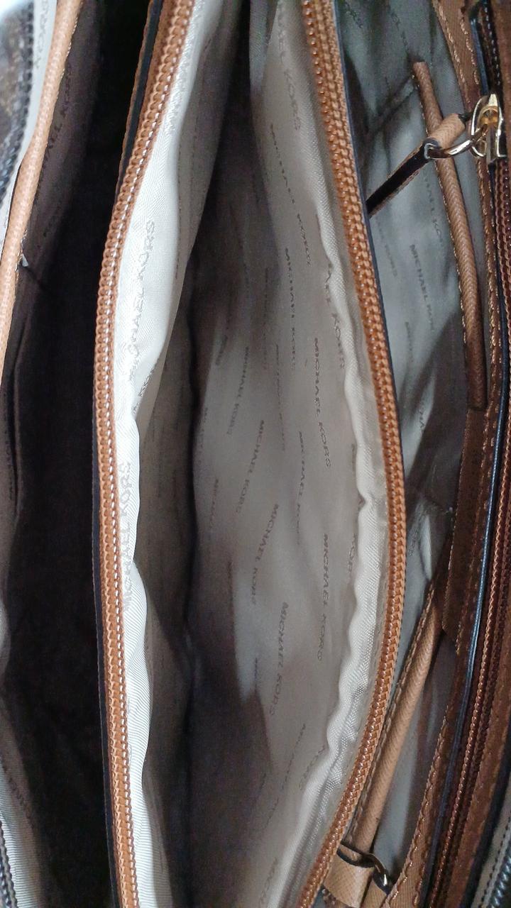 真ん中に大きな仕切りポケットがあります