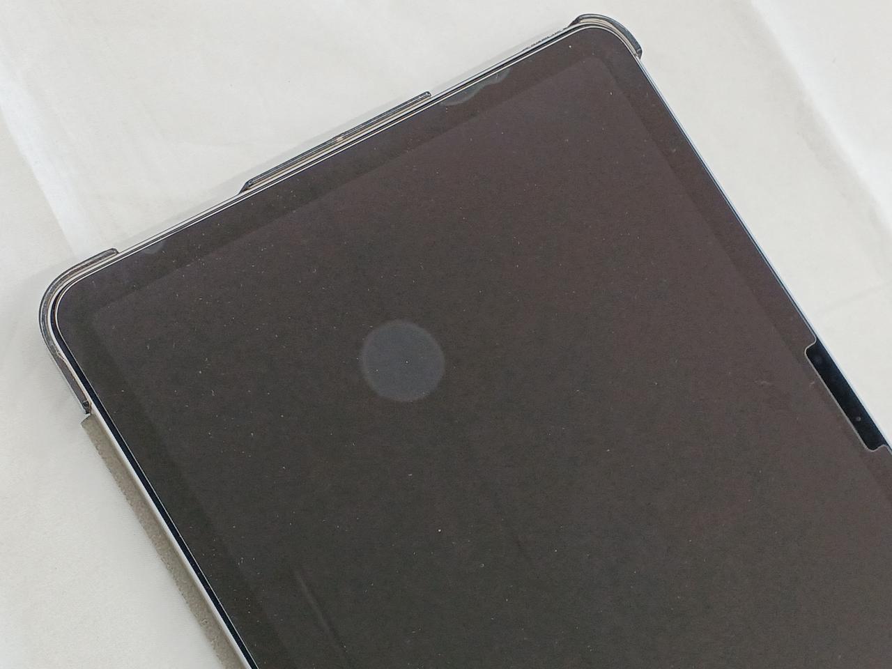 ガラスフィルム下に埃入った気泡あり。