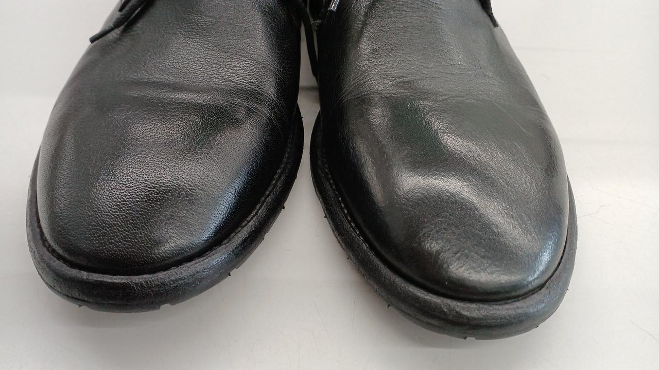 左足つま先部分にキズがあります