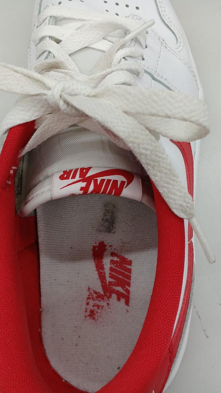 中敷きにスレ、汚れがあります