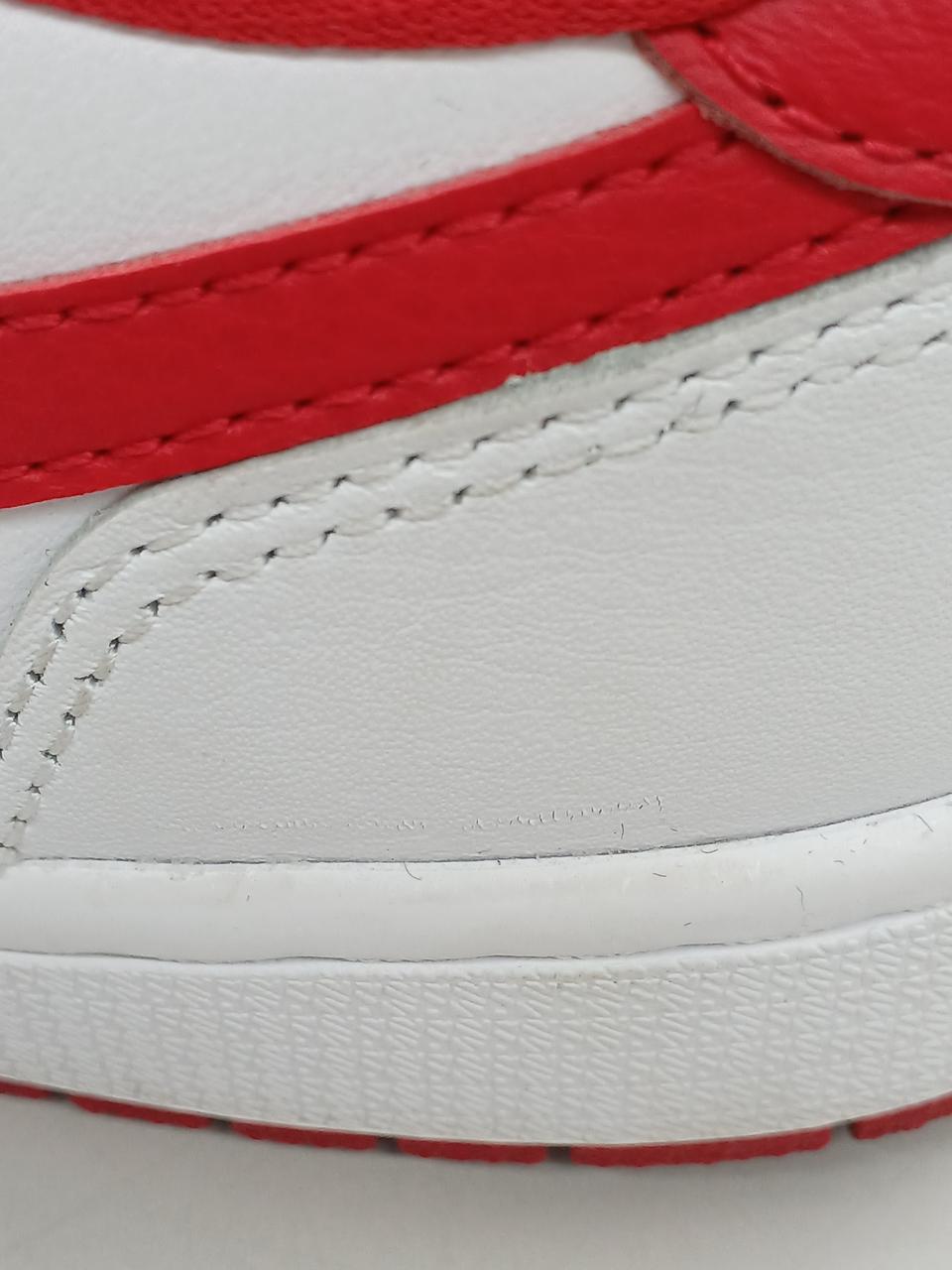 キズがあり、その部分が黒っぽく見えます