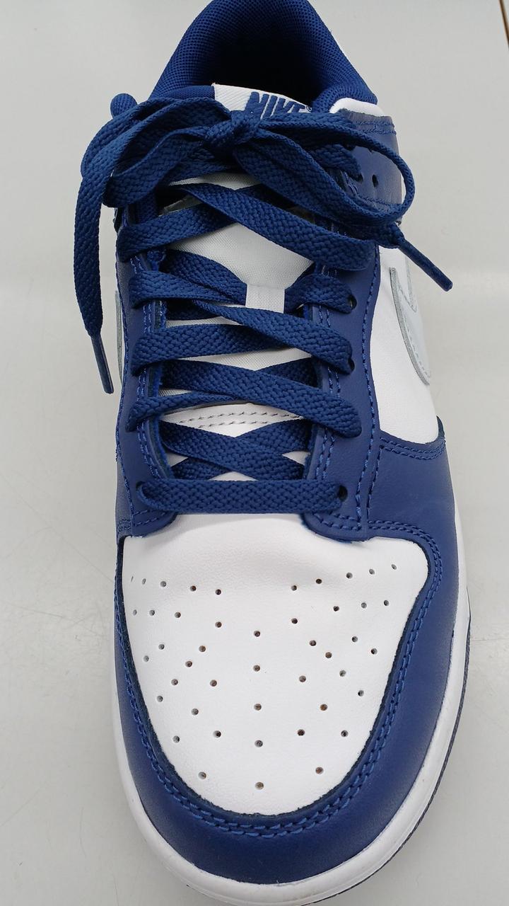 つま先部分にシワがあります