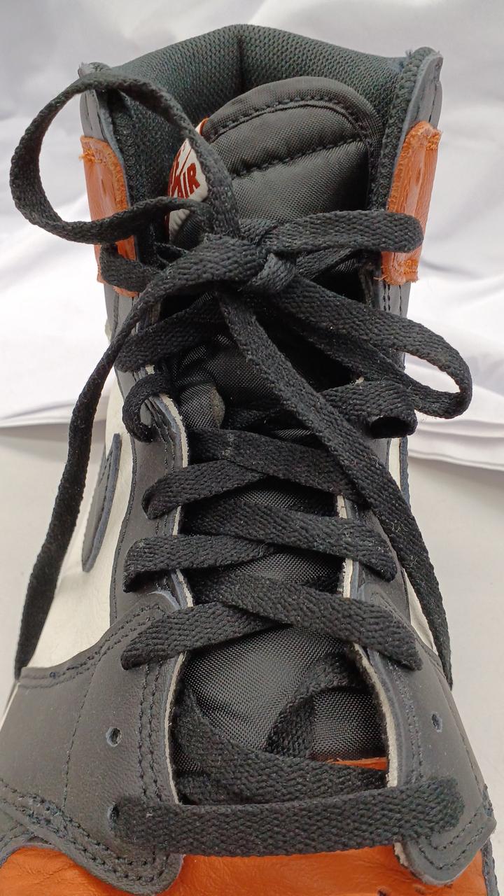 紐に汚れがあります