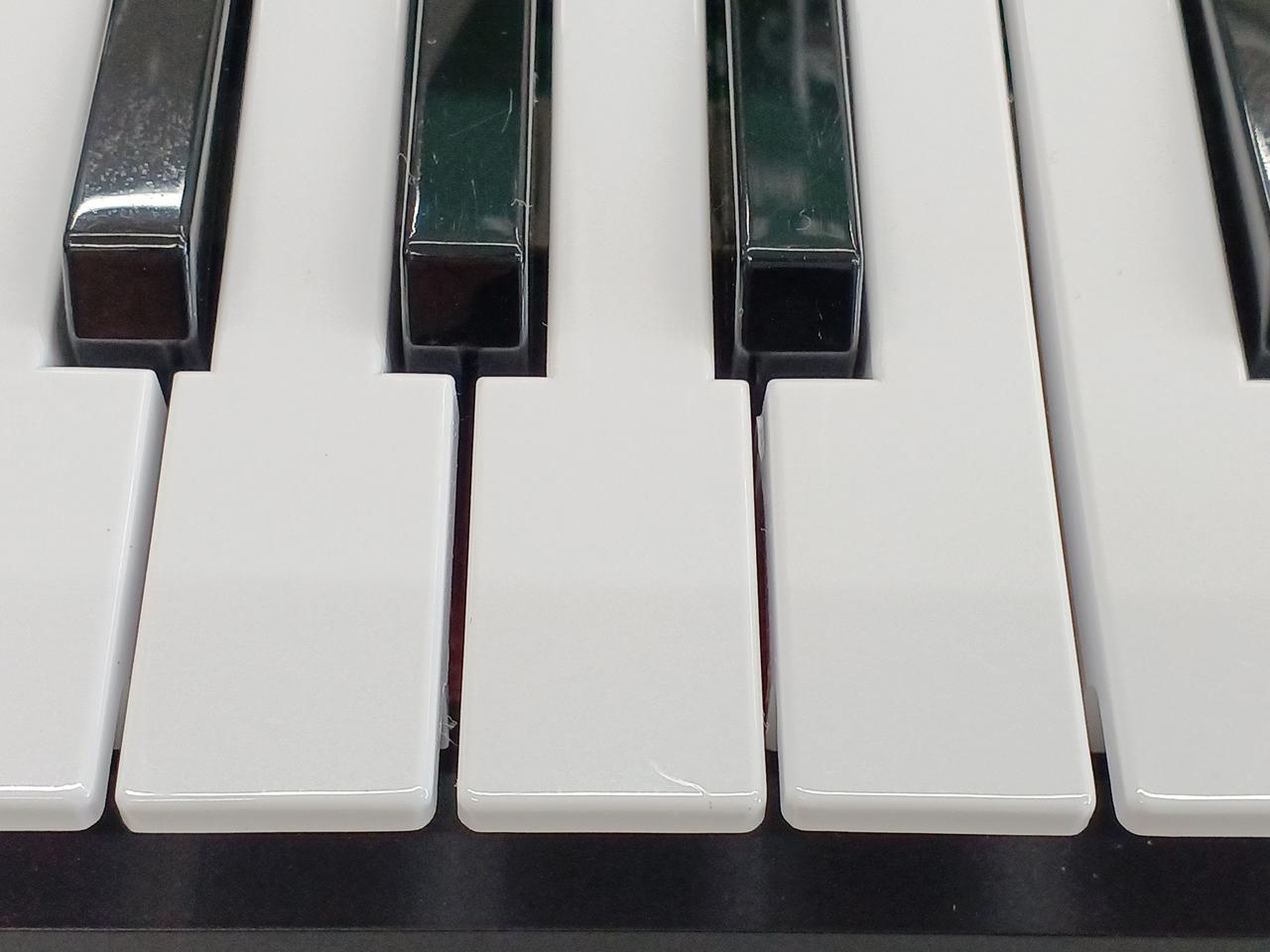 一番左から６番目鍵盤傷あり