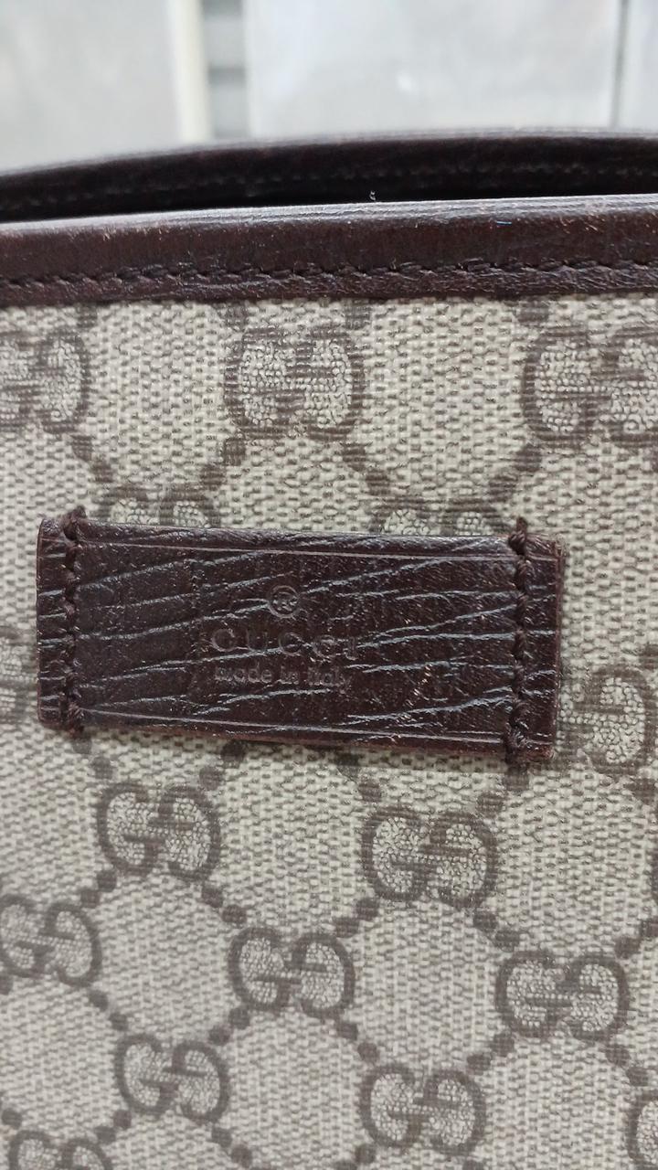 ブランドタグにキズがあります