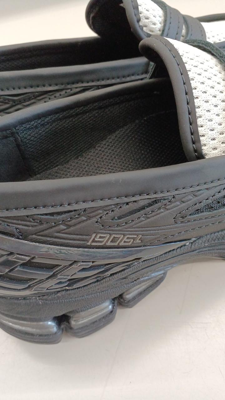 縁に汚れあり。