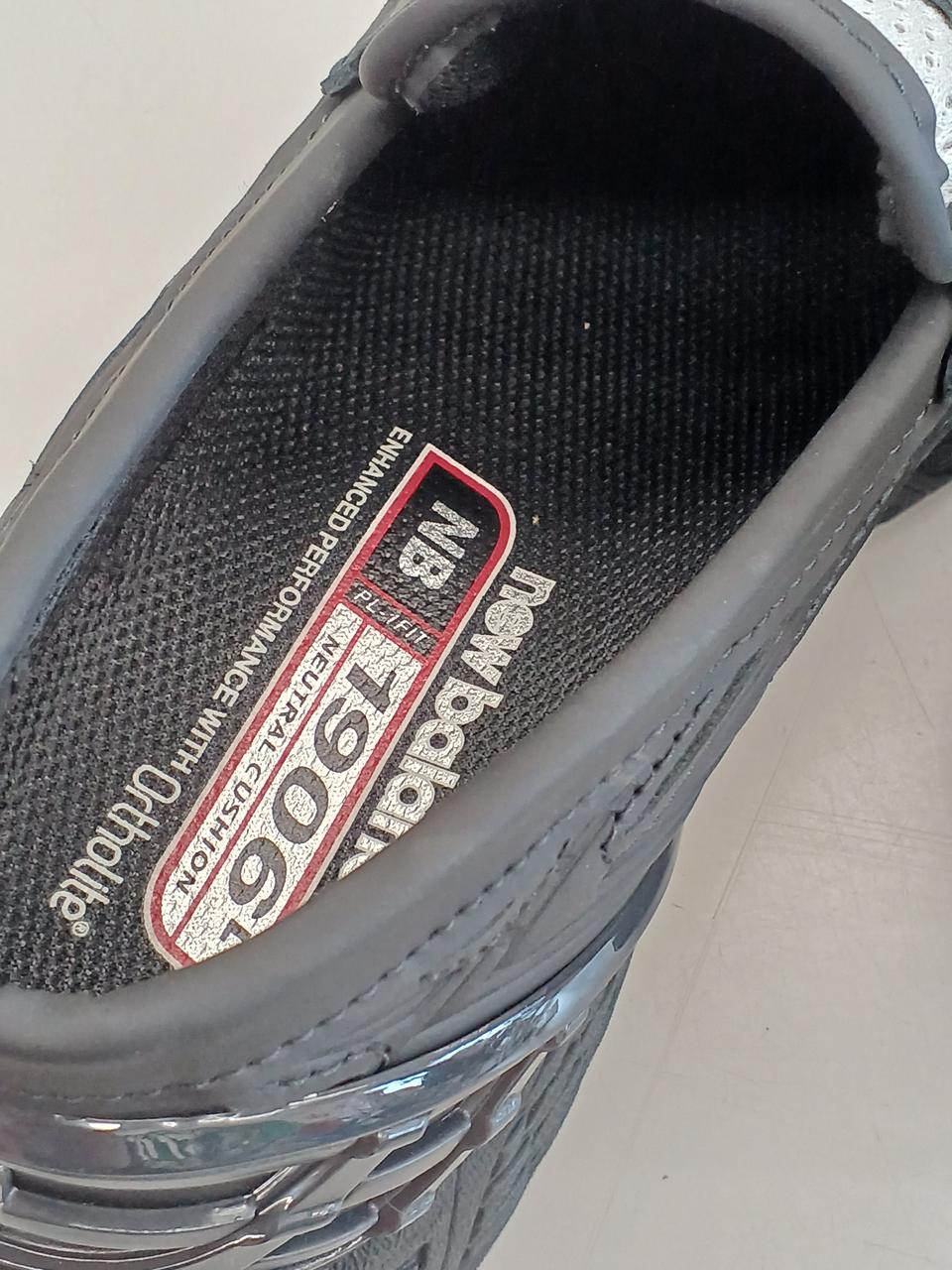 縁に汚れあり。