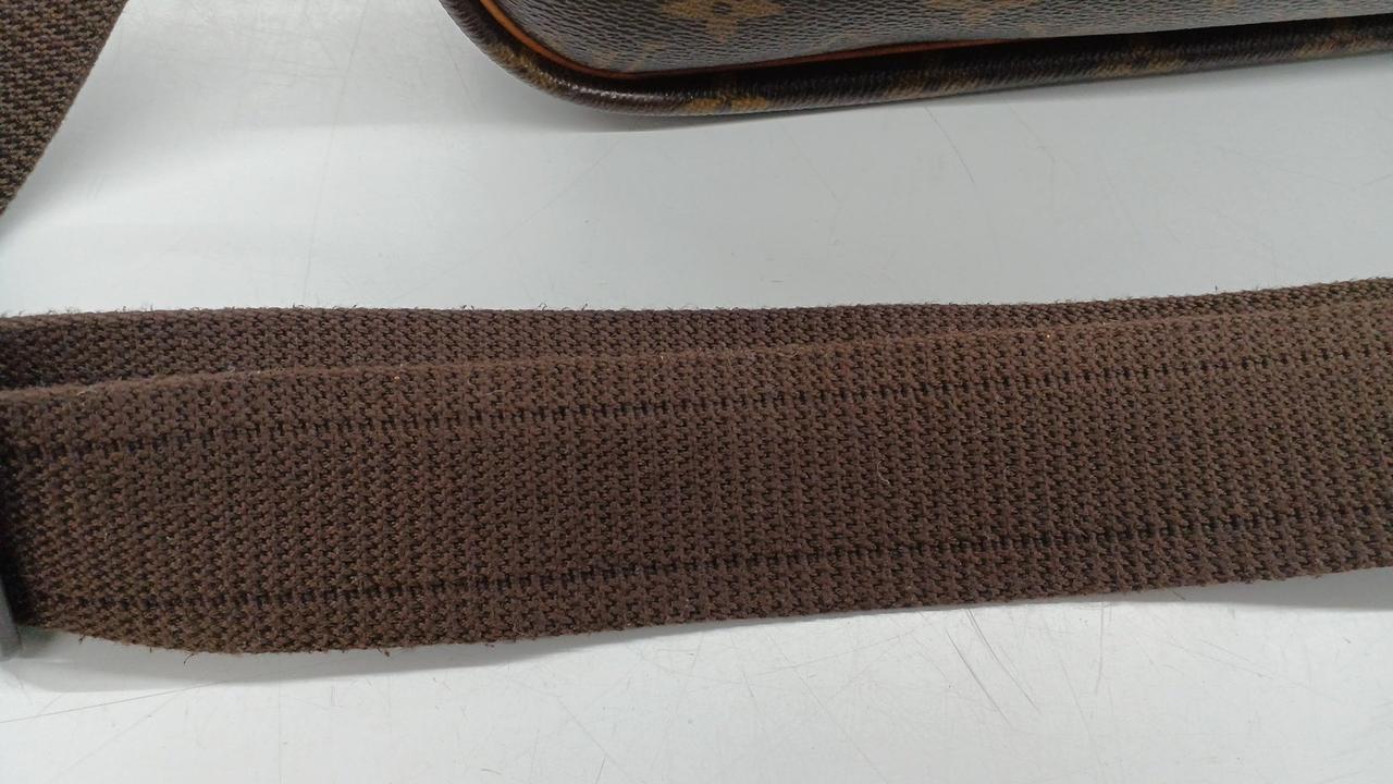 ショルダーベルトに毛羽立ちがあります