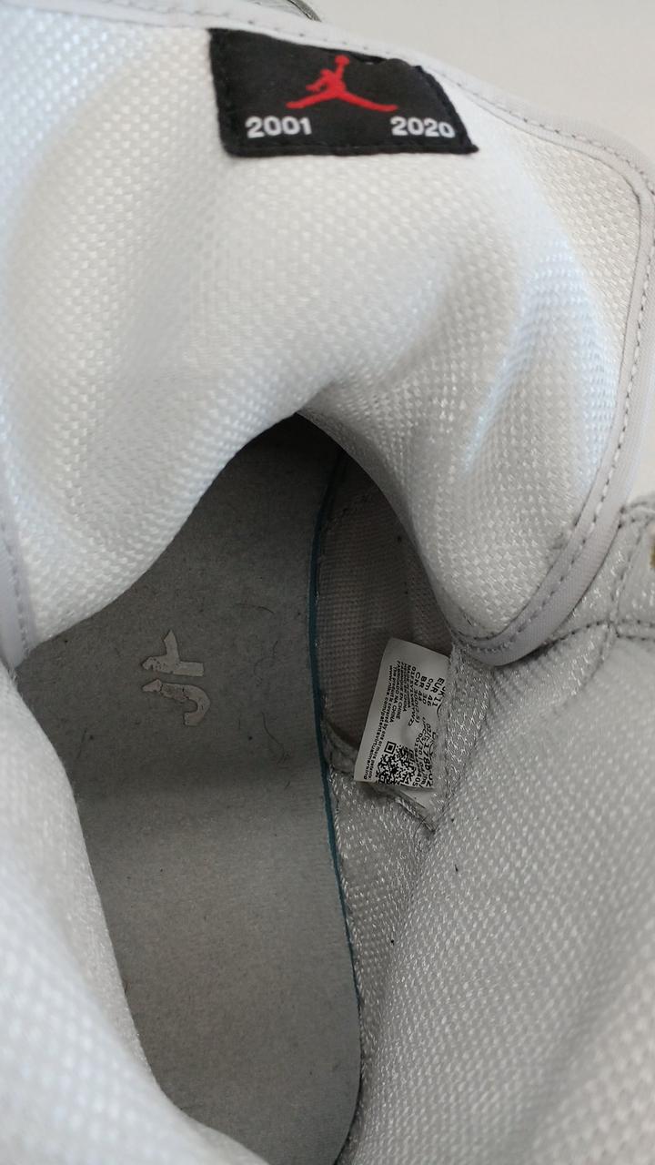 中敷きにスレ、汚れがあります