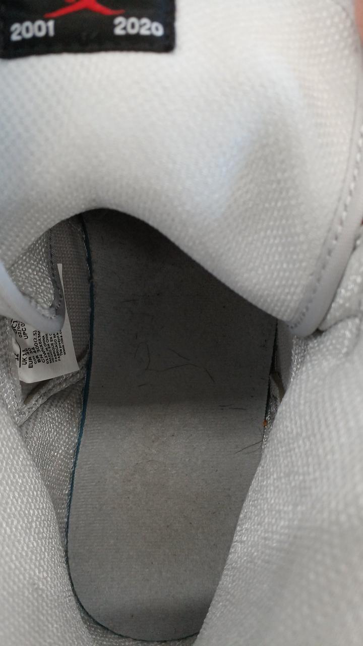 中敷きにスレ、汚れがあります