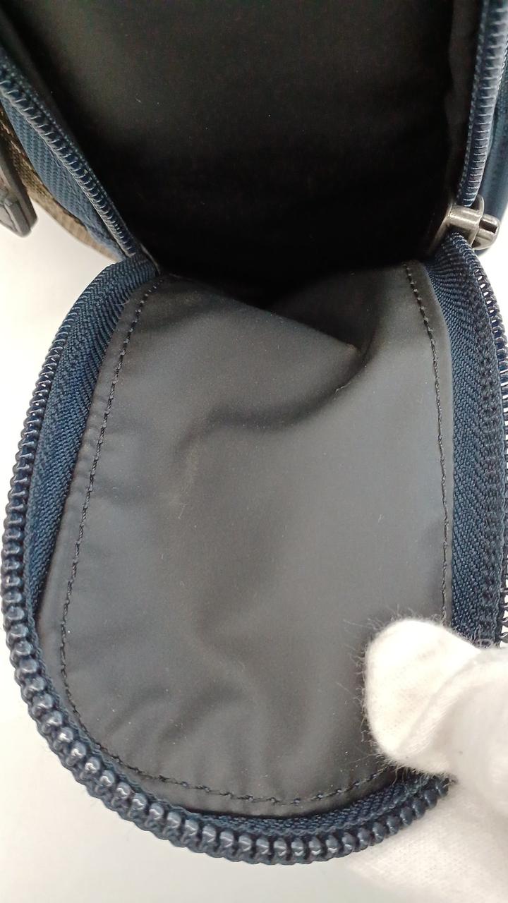 長い方のポケット内です