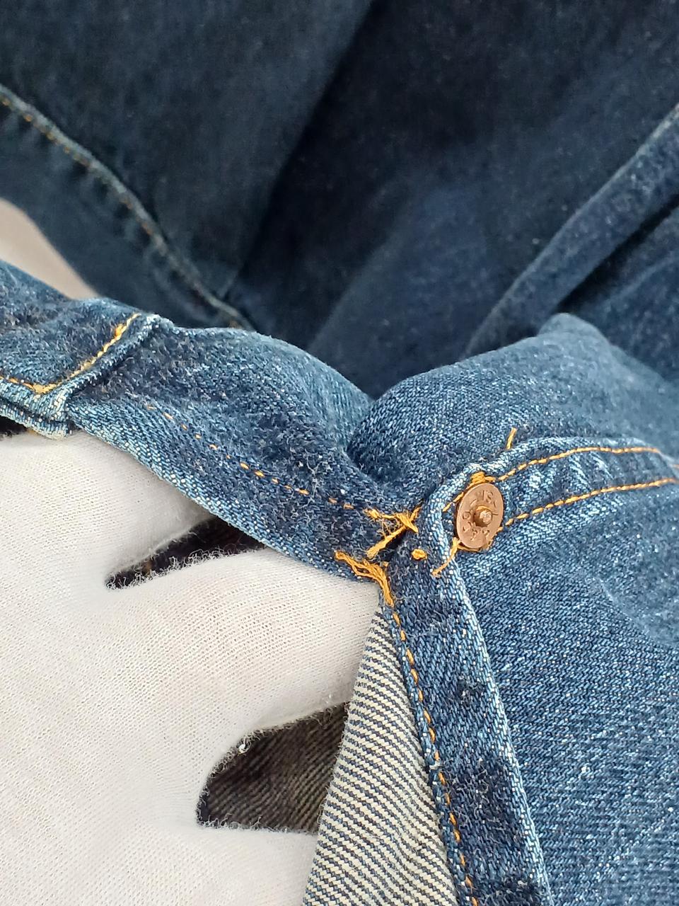 左袖ほつれあり。