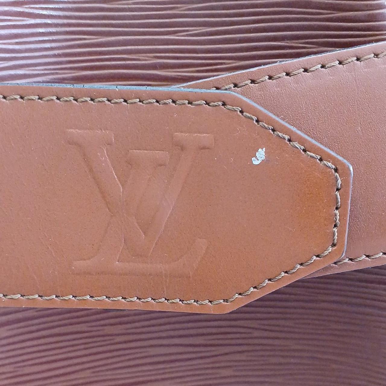 ロゴ横にキズがあります