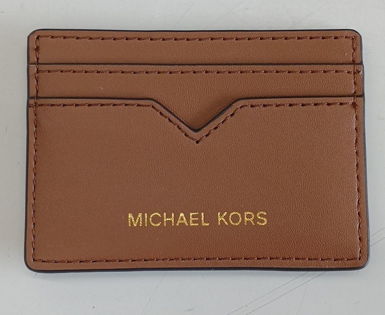 小さなカードケースが中に入っています