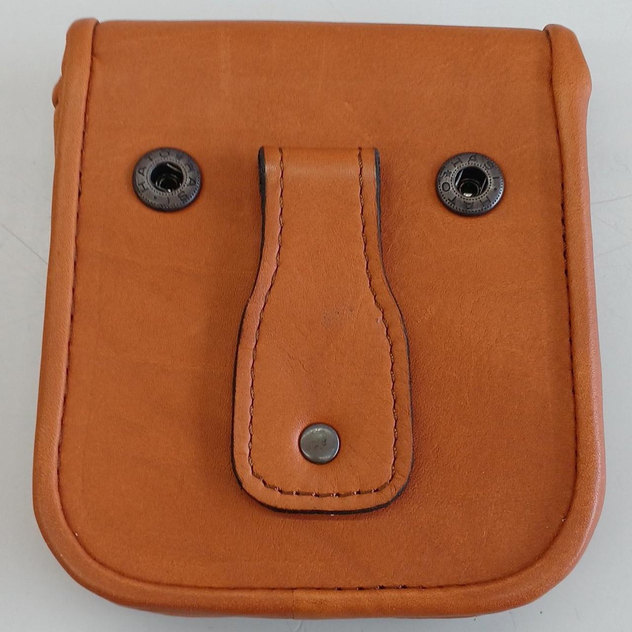 ポーチ裏面にスナップがついています