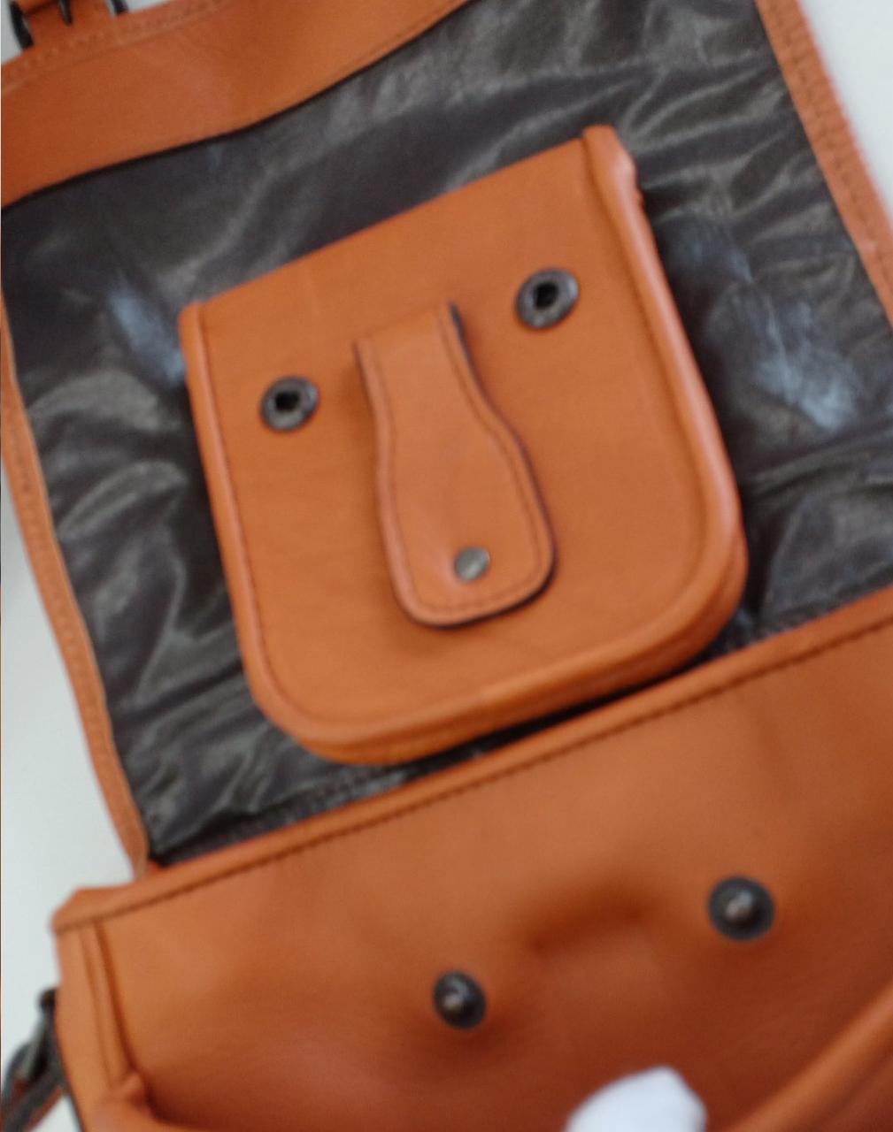 ポーチは本体にスナップで取付けられます