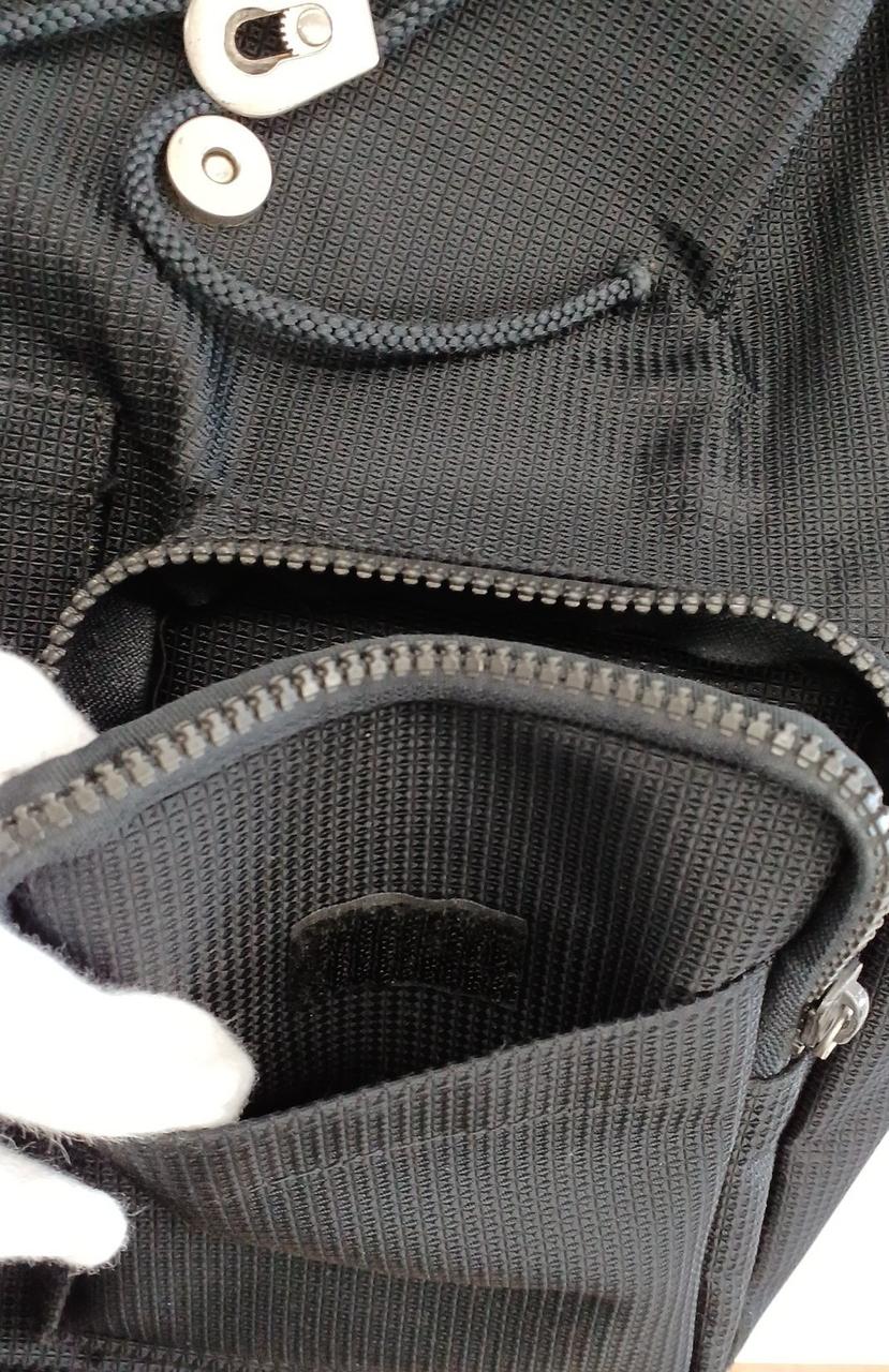 ジッパー付きポケットの前にも1つポケット