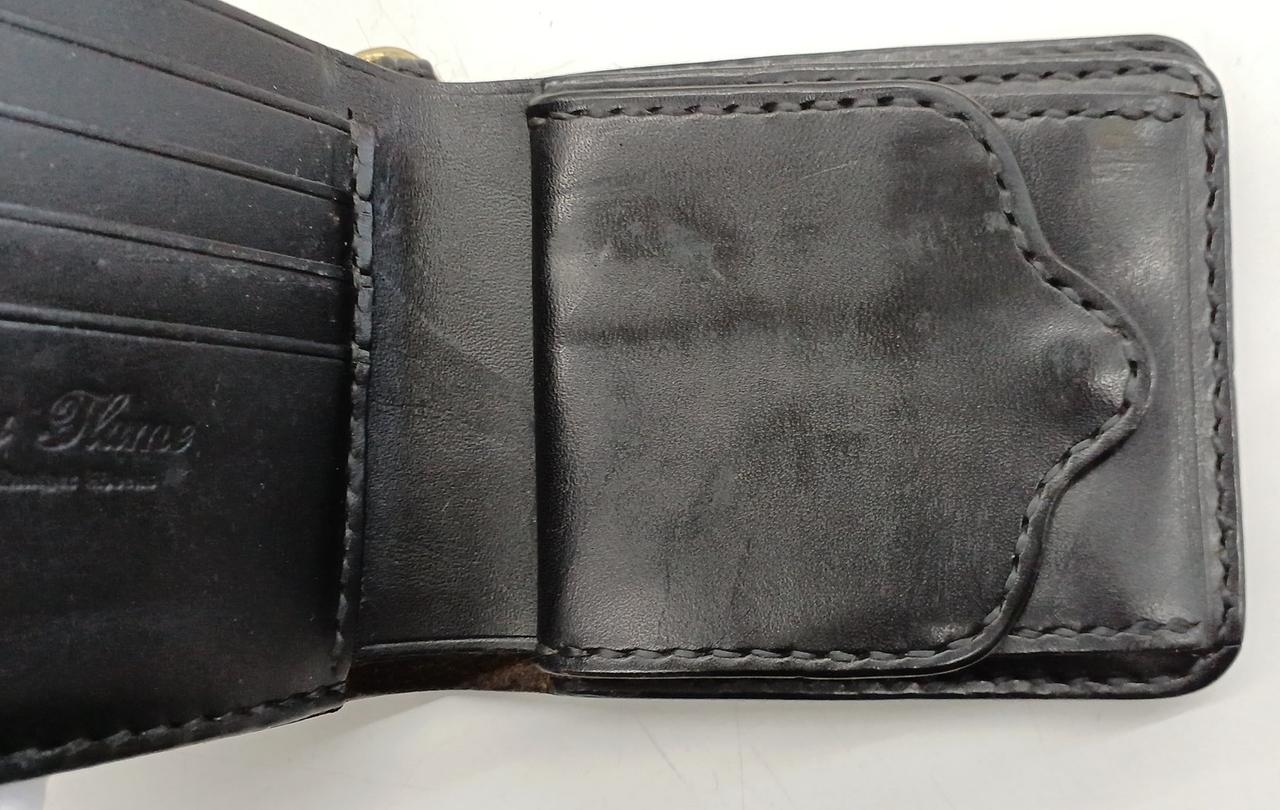 内側にスレによるキズがあります