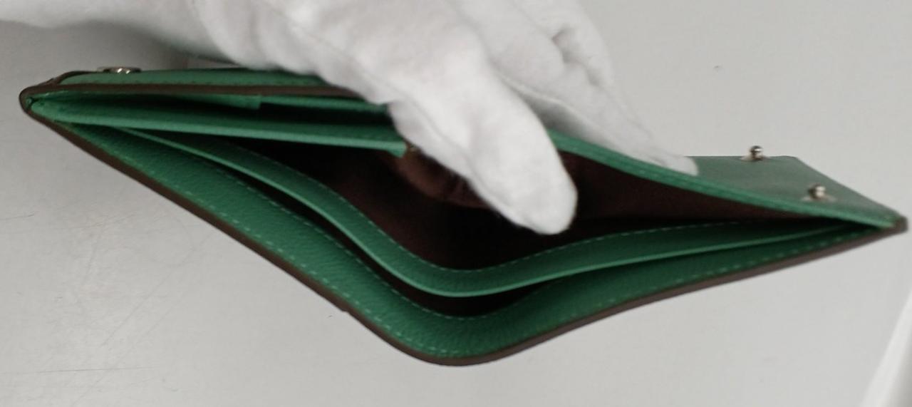 札入れに仕切りあります