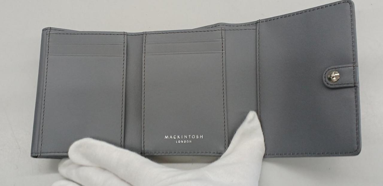 コイン入れ部分が内側に折り畳まれています