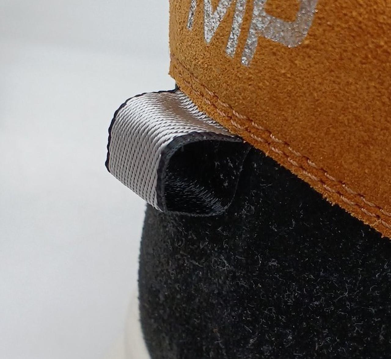 シルバー部分の内側ベタつきあり